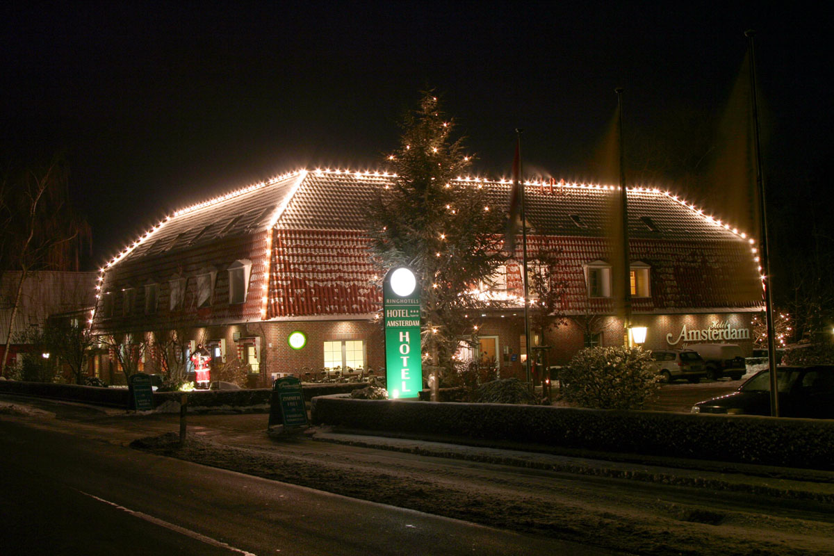NordWest-Hotel Amsterdam Winter Außenansicht Nacht